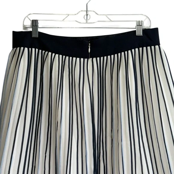 J Crew Navy Blue and White Pleated Midi Skirt.
Size 10 - Picture 4 of 12